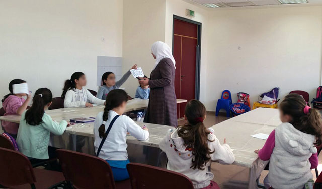 La profesora Lyanna en clase, con algunas alumnas
